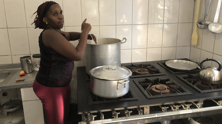 Tania Dutra prepara refei&ccedil;&atilde;o na Cozinha Solid&aacute;ria da Associa&ccedil;&atilde;o de Moradores do Quilombo K&eacute;di. Pr&eacute;dio fica no local de antigo terreiro