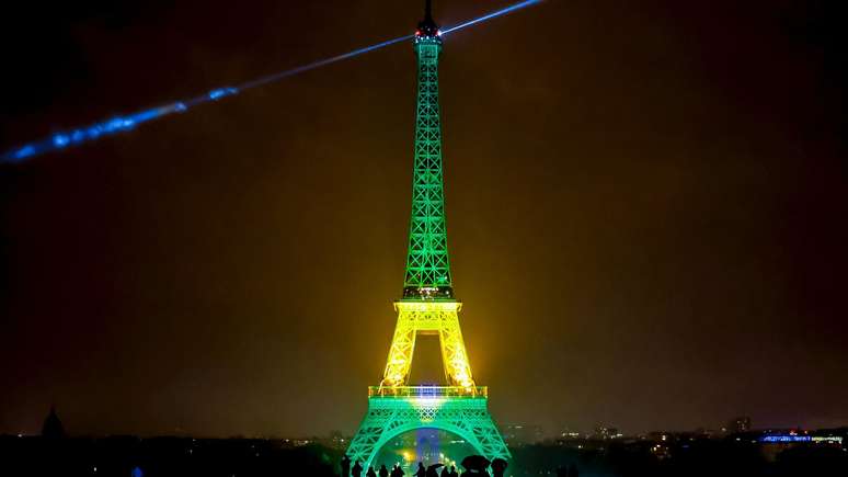 Torre Eiffel iluminada com as cores do Brasil Torre Eiffel iluminada com as cores do Brasil