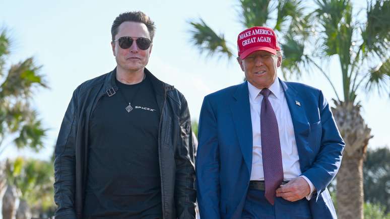 Elon Musk e Donald Trump no Sal&atilde;o Oval, gabinete e local de trabalho do presidente dos Estados Unidos