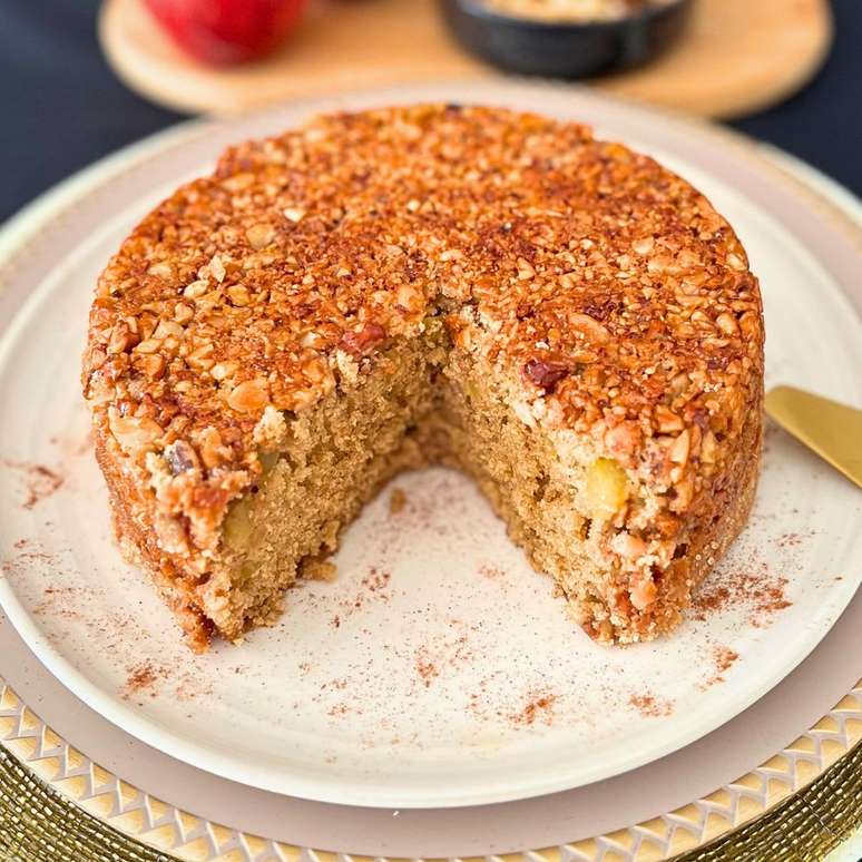 BOLO DE MAÇÃ E CASTANHAS COM AVEIA SEM GLÚTEN