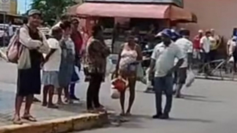 Filho assiste &agrave; morte da m&atilde;e idosa ap&oacute;s ser atropelada por &ocirc;nibus