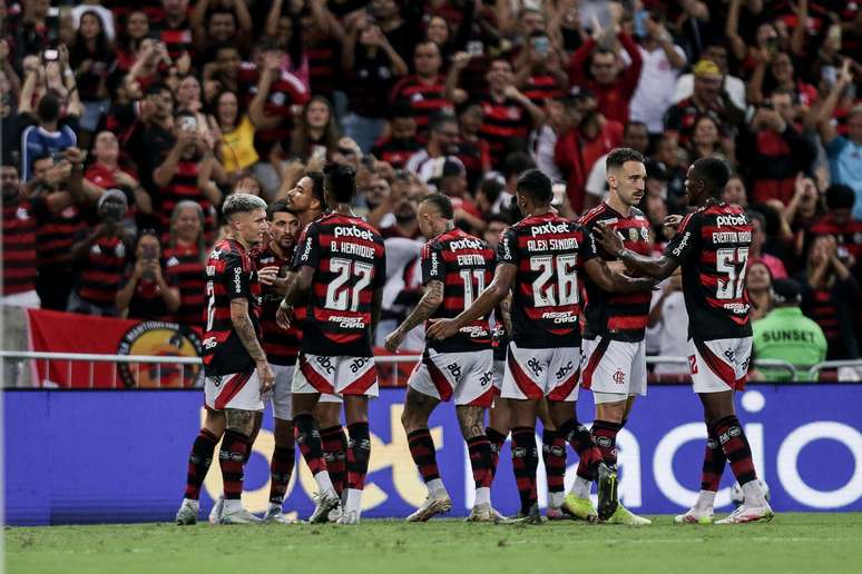 Jogadores do Flamengo cumprimentam Arrascaeta após meia marcar um gol contra o Fortaleza (Foto: Gilvan de Souza/Flamengo)