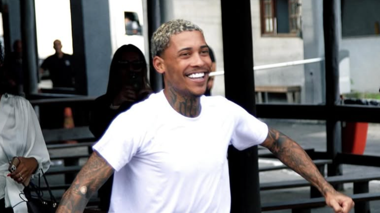 MC Poze decide ir em culto na igreja: