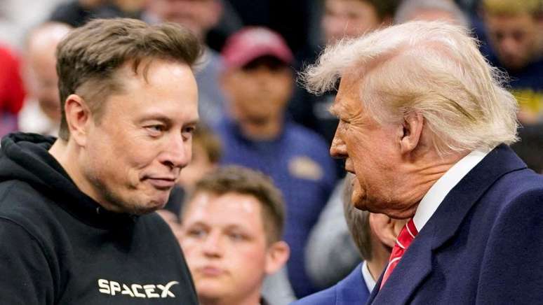 Elon Musk cumprimenta o presidente dos EUA, Donald Trump, em um evento em mar&ccedil;o