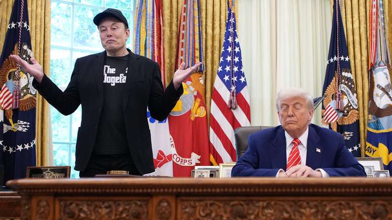 Elon Musk e Donald Trump no sal&atilde;o oval da Casa Branca