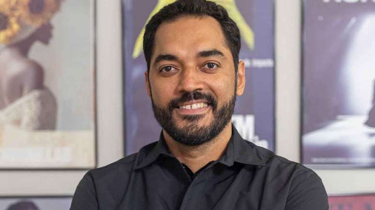 Na trama da Globo, o jornalista é interpretado por Thomás Aquino
