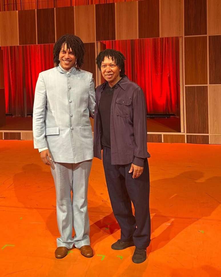 Djavan encontrou Raphael Elias, que o interpreta no palco, durante ensaio geral do espet&aacute;culo no Rio