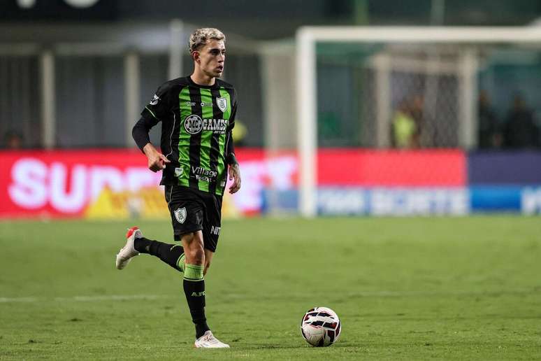 Stênio (América-MG) durante jogo contra o Paysandu, no dia 14.05.2025 