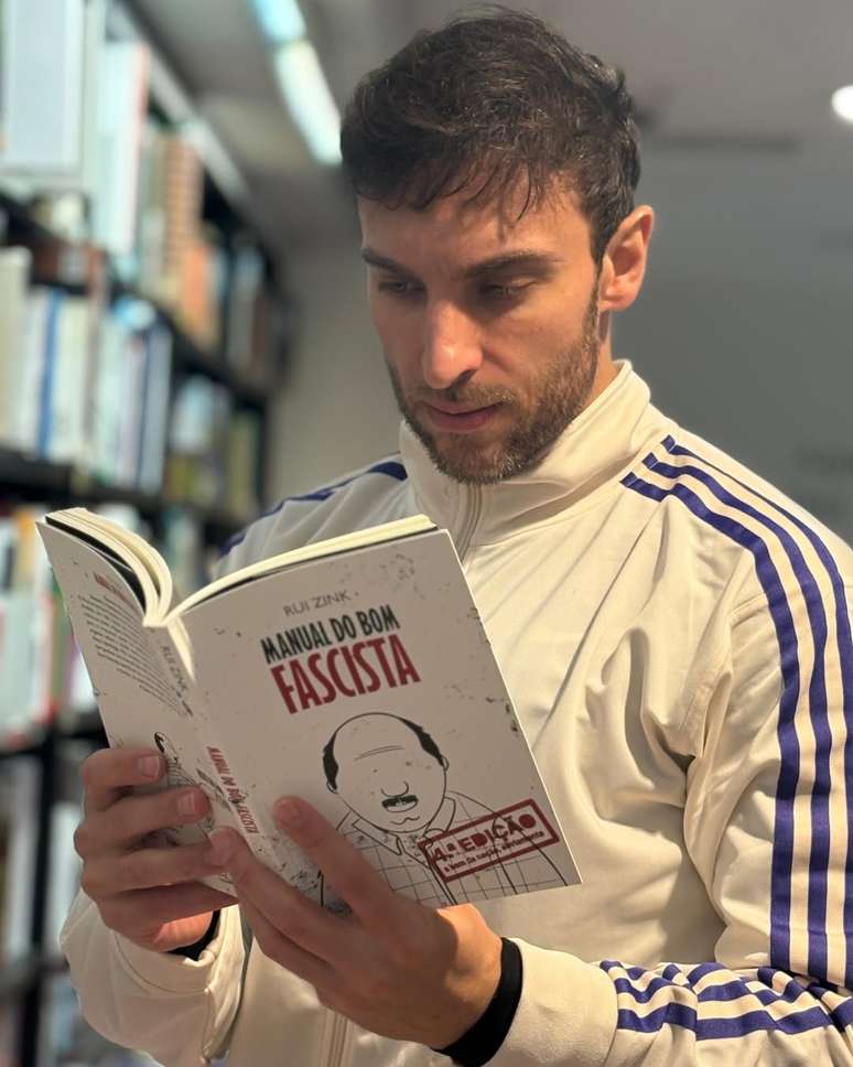 Leo Lins enquanto lê um livro