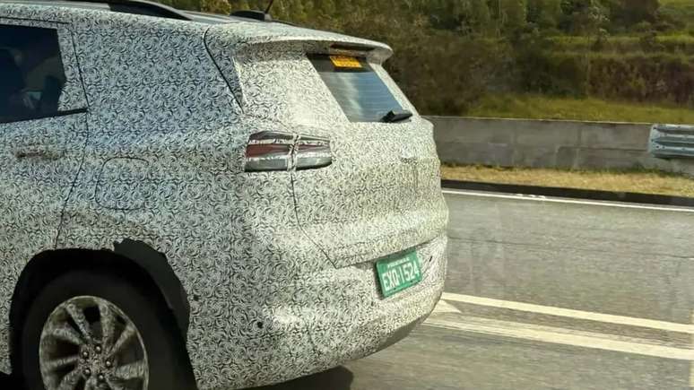 Novo Chevrolet Tracker 2026 flagrado em testes