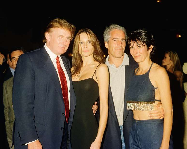 Da esquerda para a direita, o empreendedor imobiliário americano Donald Trump e sua namorada (e futura esposa), a ex-modelo Melania Knauss, o financista (e futuro criminoso sexual condenado) Jeffrey Epstein e a socialite britânica Ghislaine Maxwell posam juntos no clube Mar-a-Lago, em Palm Beach, Flórida, em 12 de fevereiro de 2000