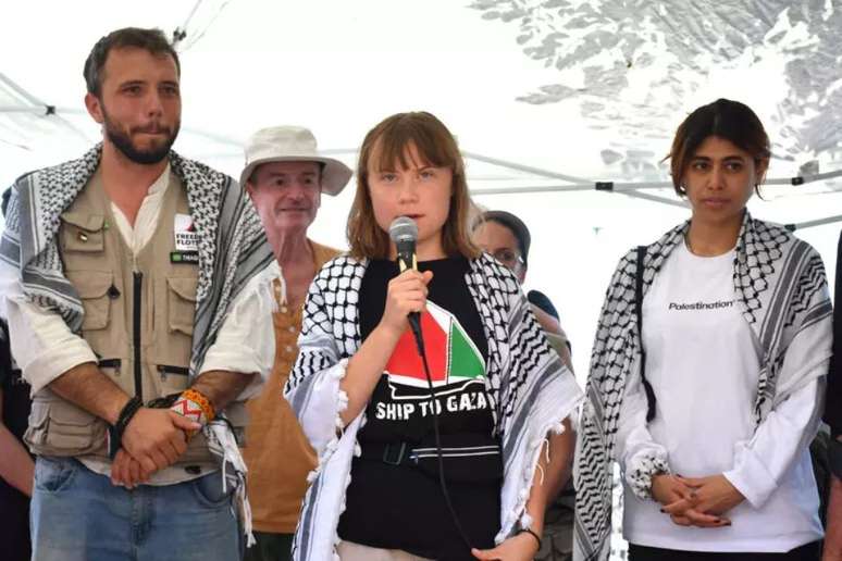  Greta Thunberg ao lado do brasileiro Thiago Ávila em Catânia, na Itália