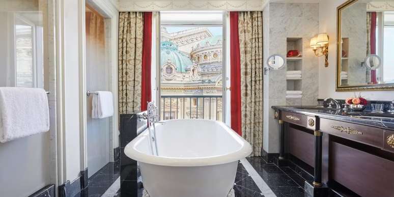 Algumas suítes do hotel têm banheiro com vista privilegiada do belo prédio da Ópera Garnier