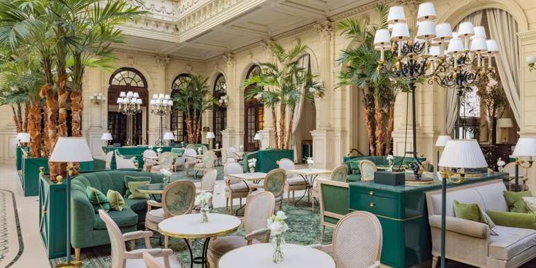 O hotel possui restaurantes e cafés para os hóspedes e visitantes
