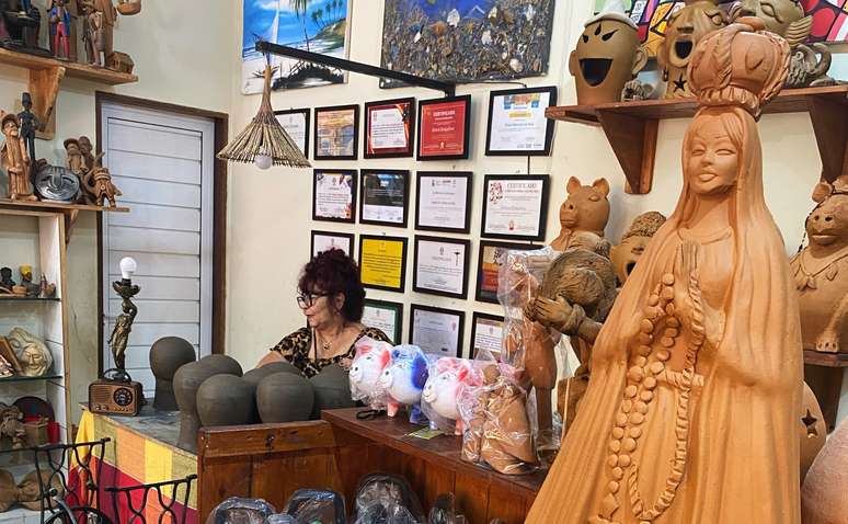 Dona Griceu trabalhando nos fundos da loja