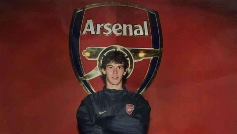 Luiz Gustavo durante testes no Arsenal, da Inglaterra