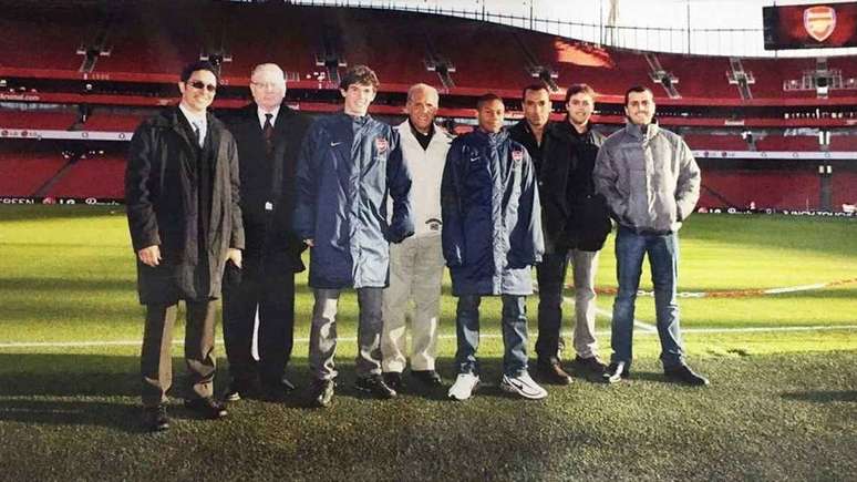 Luiz Gustavo durante testes no Arsenal, da Inglaterra