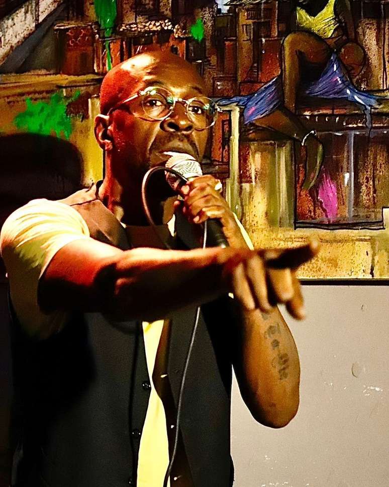 Nego Marcos dá palestras, onde conta suas histórias, é motorista de aplicativo, e está em cartaz com um show de stand up.
