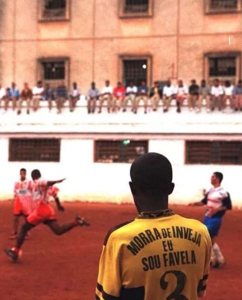 Nego Marcos no Carandiru, onde descobriu a mágica do futebol. “Em semana de clássico, não tinha morte na cadeia”, conta.