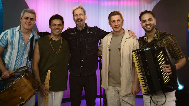 Rastap&eacute; rejeita t&iacute;tulo de forr&oacute; universit&aacute;rio e conta hist&oacute;ria do sucesso 'Colo de Menina'