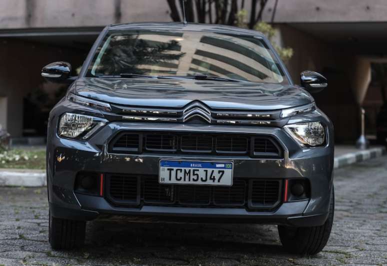 Frisos vermelhos decoram os para-choques da versão Feel do Citroën Basalt