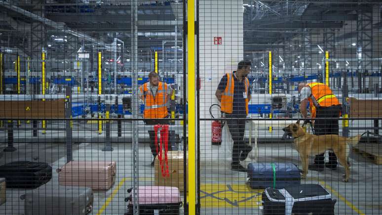 Imagem ilustrativa de funcionários no centro de triagem de bagagens do aeroporto Roissy-Charles de Gaulle, na região de Paris.