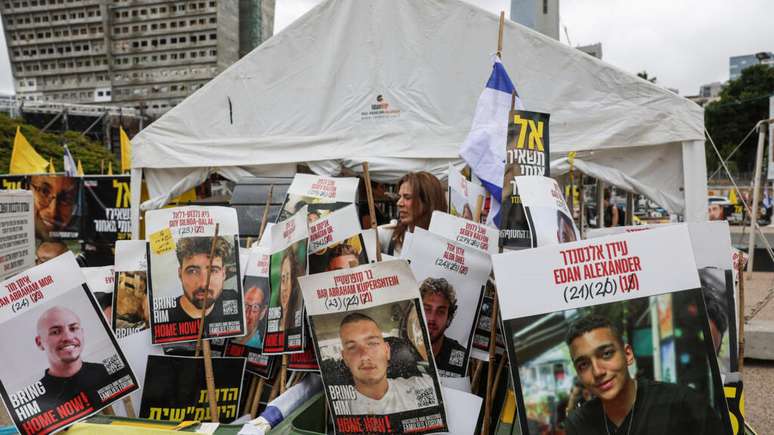 Fotos dos reféns do Hamas, em Tel Aviv, Israel, em 12 de maio de 2025
