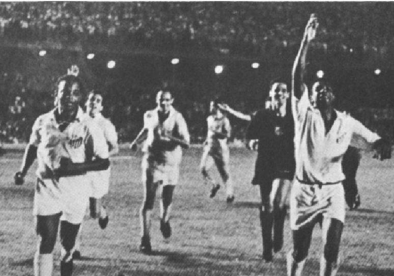 Santos es dos veces campeonatos en el mundo en 1963 por el Beat Milán en Maracanooo-