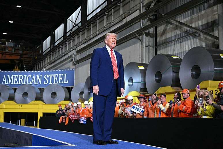 Trump est&aacute; aumentando as tarifas sobre a&ccedil;o e alum&iacute;nio estrangeiros que entram nos EUA