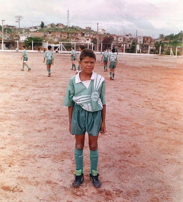 Leandro de Souza Silva at 10 years old, with uniform in the Guarani camp. Today he is 41 years old and plays in the team 35+ of the team.