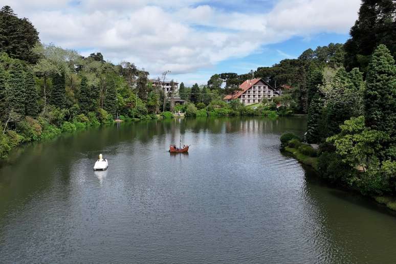 O passeio de pedalinho no Lago Negro é uma das atividades mais românticas para casais em Gramado 