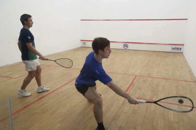 Atletas do Pinheiros jogam partida de squash, um dos cinco novos esportes olímpicos