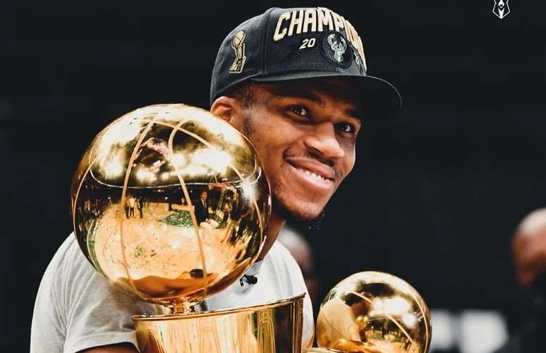 Giannis Antetokounmpo com os troféus de 2021 