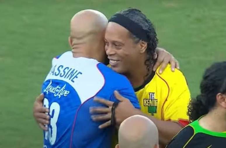 Valderrama foi um dos craques do passado que prestigiaram o jogo festivo – Reprodução de vídeo