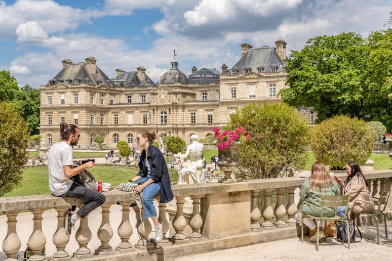 Jardins de Luxemburgo, em Paris, são cenário ideal para piqueniques a dois 