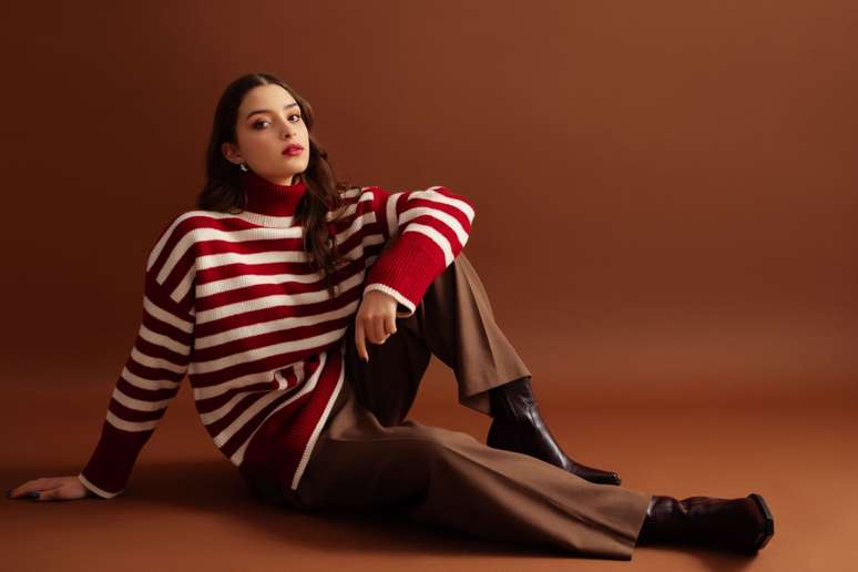 Os pontos de cor vibrante imprimem personalidade ao look com os tons neutros 