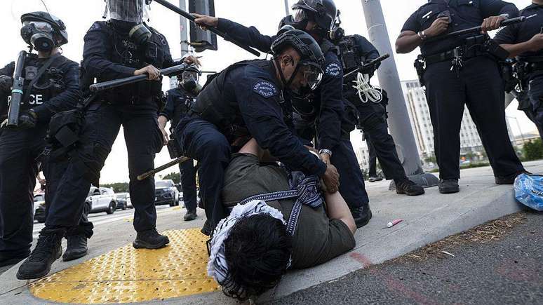 Em Los Angeles, confrontos continuam em resposta a manifesta&ccedil;&atilde;o a favor de migrantes
