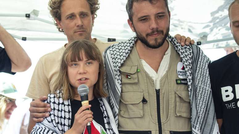 A ativista climática Greta Thunberg, abraçada ao brasileiro Thiago Avila, de uma organização de direitos humanos, em Catânia, Itália, no domingo, 1º de junho de 2025, antes de sua partida de navio para o Oriente Médio para levar ajuda humanitária a Gaza.