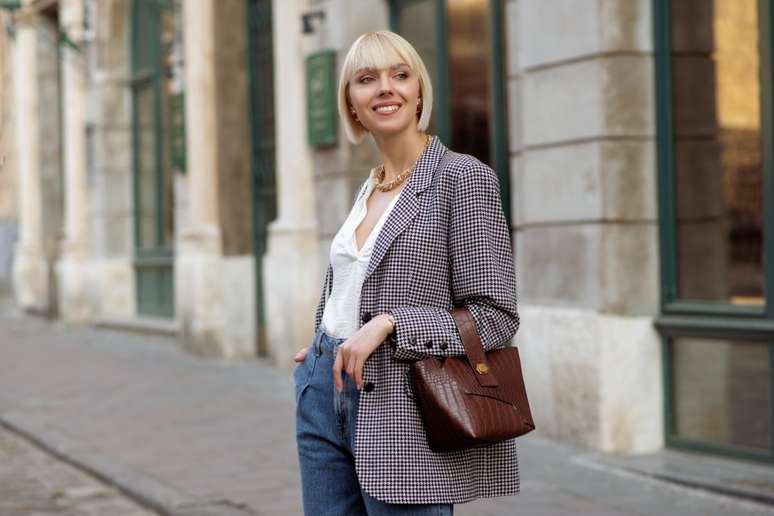 O blazer oversized ganha espaço nos looks casuais e adiciona sofisticação à rotina 