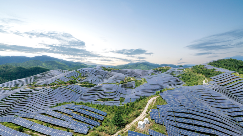 A capacidade de produção de energia solar criada pela China, somente em 2024, foi equivalente à soma de todas as instalações disponíveis na União Europeia