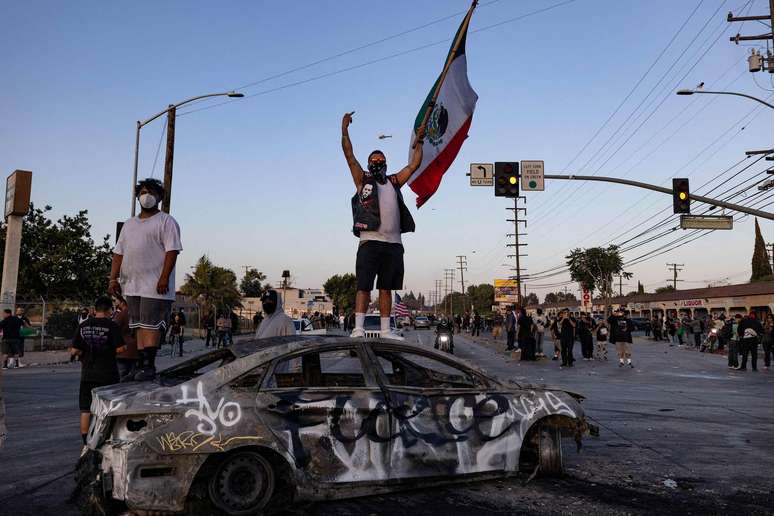 Manifestante com bandeira mexicana em Compton, na Grande Los Angeles