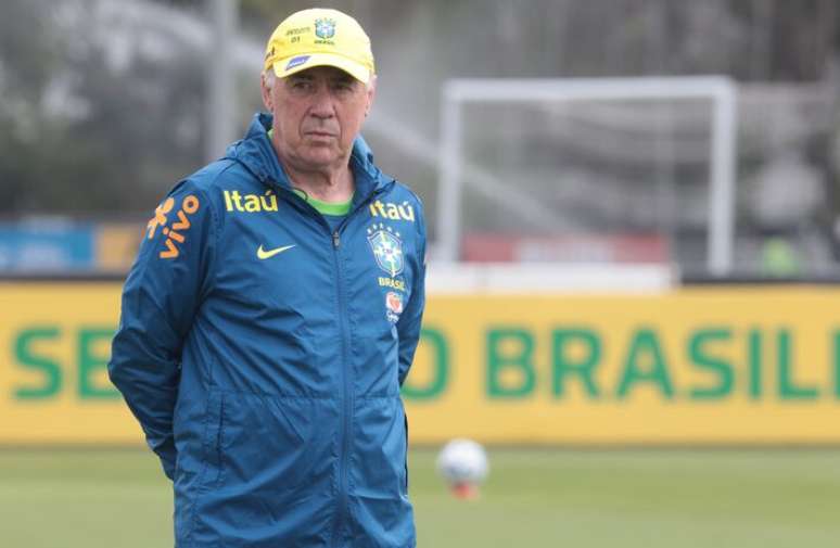 Anvcelotti comanda treino da sele&ccedil;&atilde;o brasileira no CT Joaquim Grava.