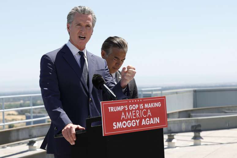O governador da Calif&oacute;rnia, Gavin Newsom, disse que a decis&atilde;o de Trump de enviar a Guarda Nacional &eacute; 'propositalmente inflamat&oacute;ria' (foto de maio de 2025)
