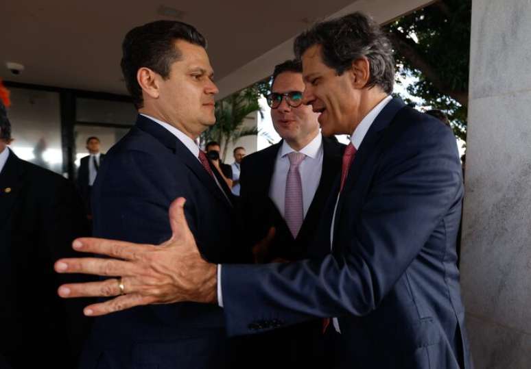 O ministro da Fazenda, Fernando Haddad, cumprimenta Davi Alcolumbre e Hugo Motta após reunião com Lula na terça-feira, 3. Encontro deste domingo, 8, pode ser a última oportunidade do governo para que medidas de cortes de gastos sejam negociadas