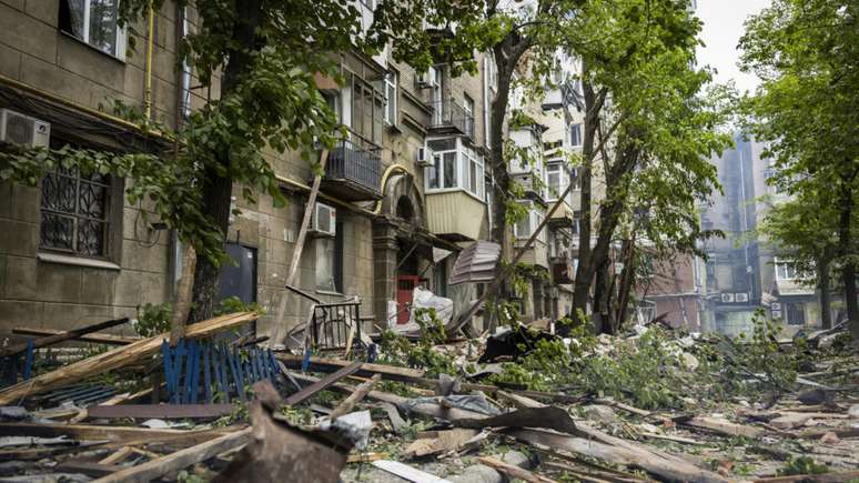 Ffoto divulgada pela Administração Militar Regional de Dnipropetrovsk mostra danos causados ​​por um ataque russo a uma área residencial em Dnipro, Ucrânia, em 19 de abril de 2024.