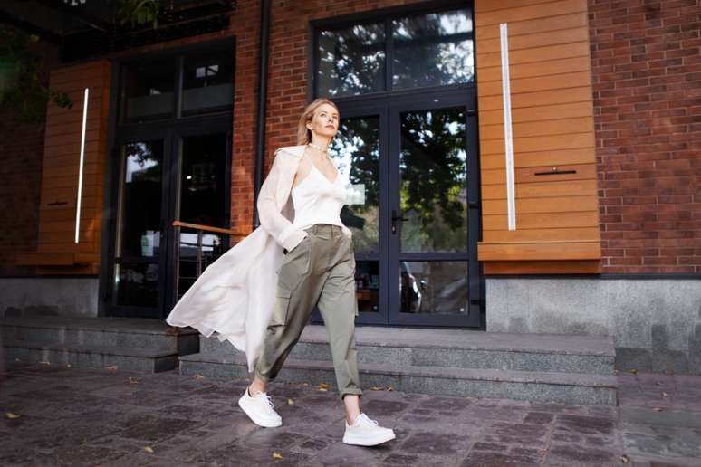 A calça cargo se renova com modelagens modernas, unindo estilo e funcionalidade 