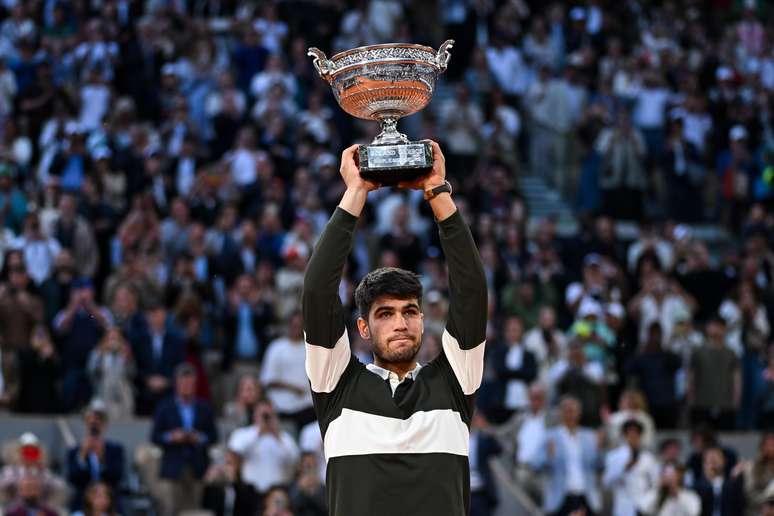 Alcaraz celebra bi em Roland Garros
