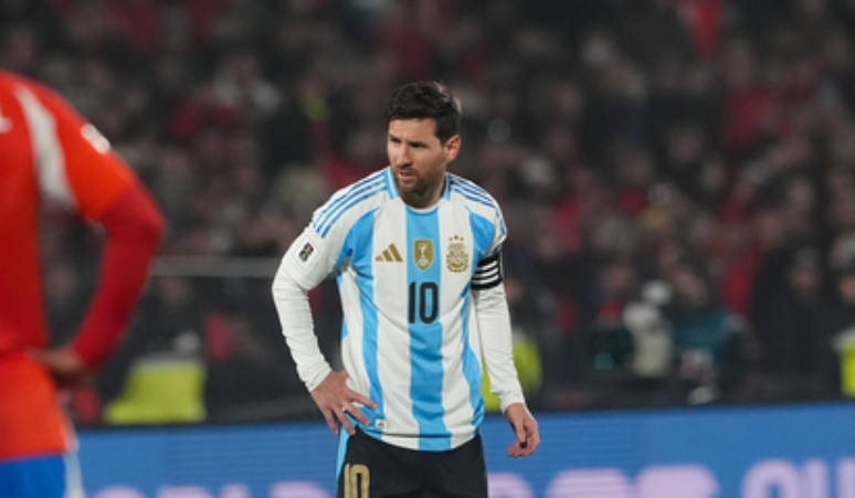 O camisa 10 jogará pela primeira vez neste ano como titular da equipe do técnico Lionel Scaloni