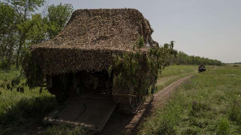 Esta fotografia mostra um veículo blindado M113 dos EUA camuflado com rede antidrone durante um exercício de treinamento da 33ª Brigada Mecanizada da Ucrânia em um local não revelado no leste da Ucrânia, em 6 de junho de 2025, em meio à invasão russa da Ucrânia. (Foto de Florent VERGNES / AFP)