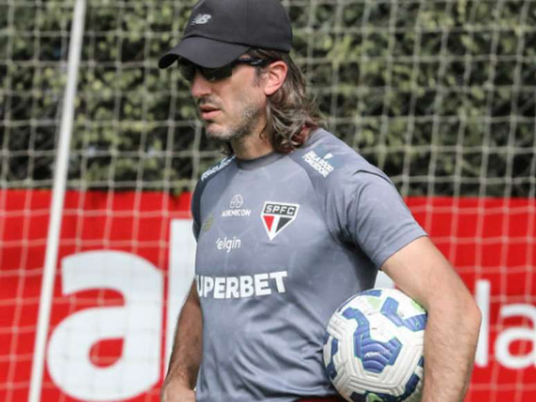 Luis Zubeldía durante treino em Cotia -